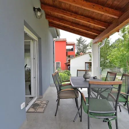 House Mirna 2177 Vakantiehuis