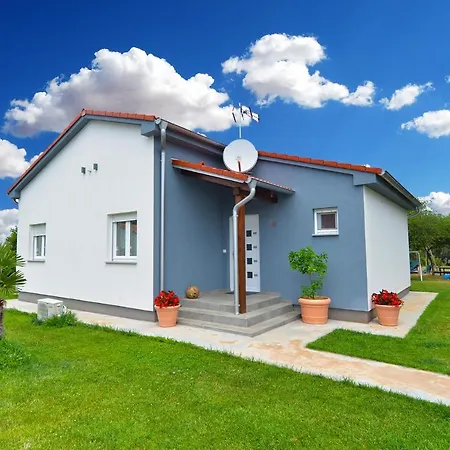 Nyaraló House Mirna 2177 Póla