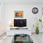 House Mirna 2177 *