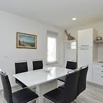 House Mirna 2177