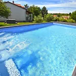 House Mirna 2177 بولا