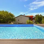 House Mirna 2177 بولا